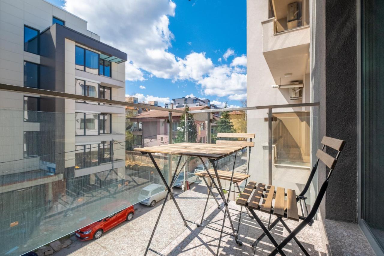 Julie's Sunny Cozy With Balcony *